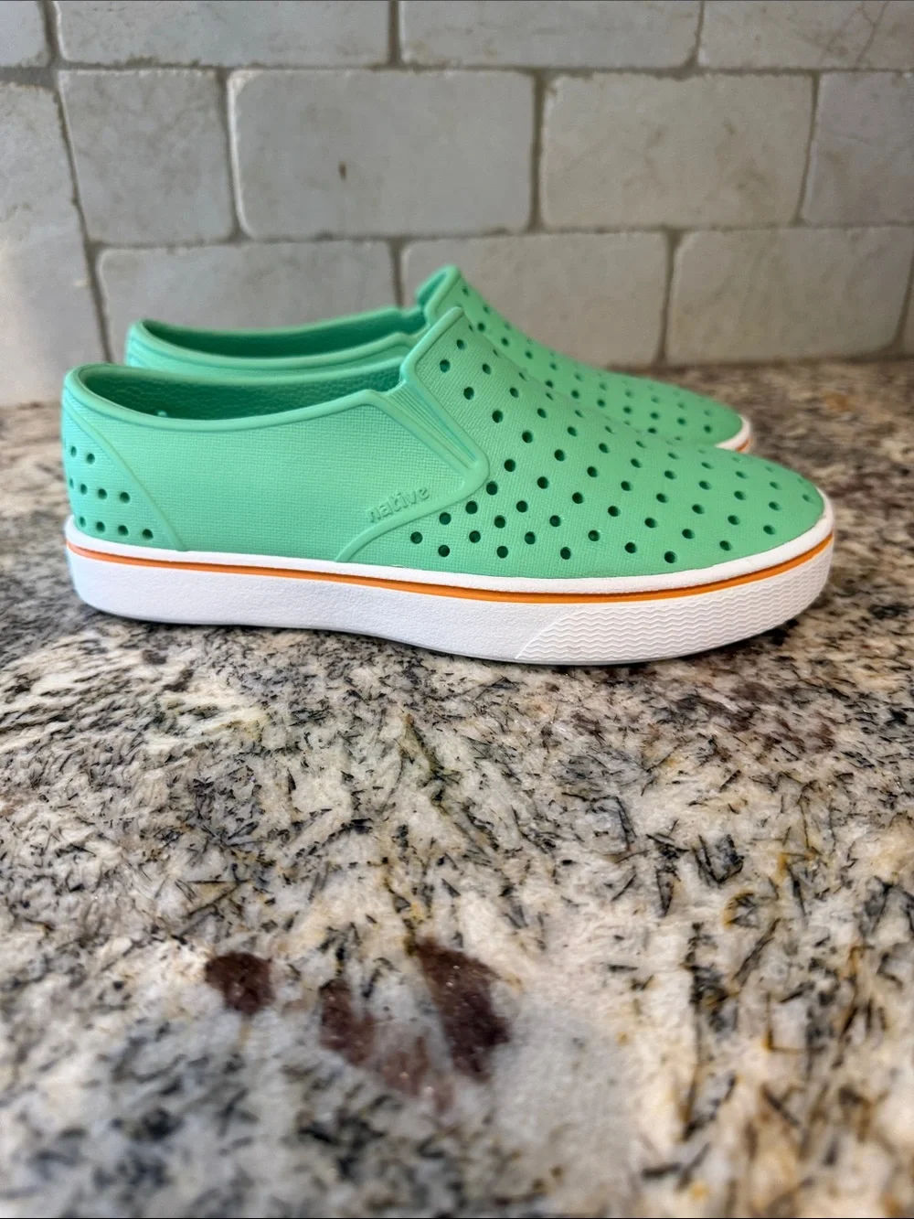 Native Miles Shoes Youth Kids green Slip On Water Shoes Lite Size J3 Unisex J3